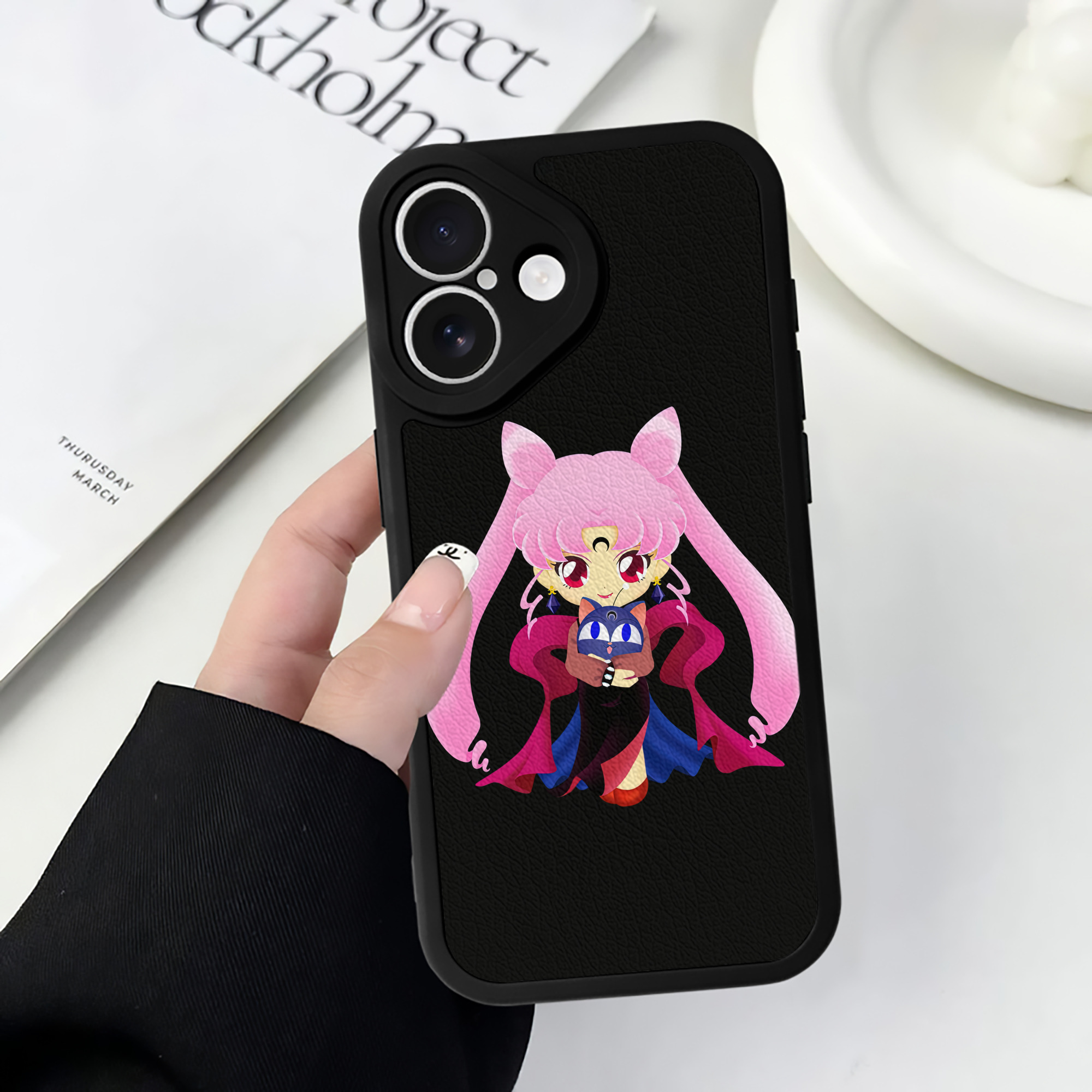 （画像用） 美少女戦士セーラームーン ちびうさ Sailor Moon Chibiusa Tsukino Usagi Small Lady Serenity 【iPhone 16シリーズ対応】シリコンスマホケース（レザー調） 材質：シリコン